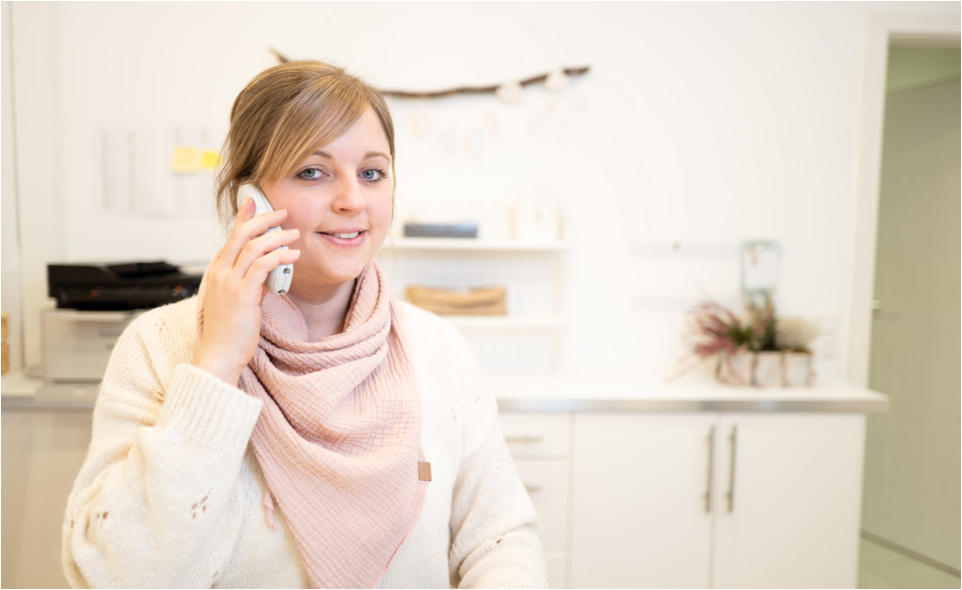 Carina Vogt am Telefon